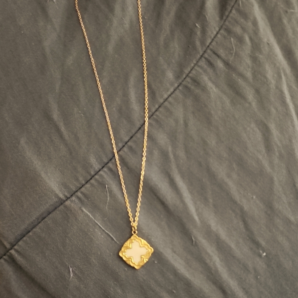 Elegant Gold Pendant Necklace